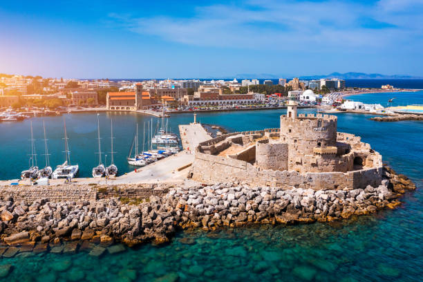El Coloso de Rodas, fue una monumental estatua de bronce que representaba al dios griego del sol