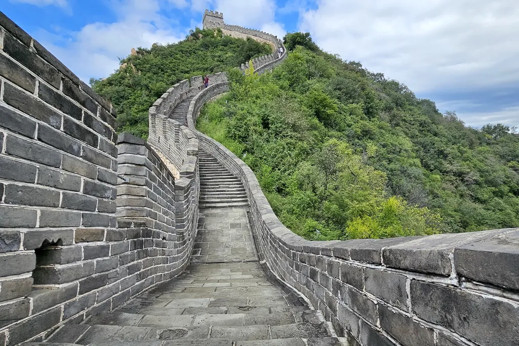 La muralla China tiene una longitud de más de 21.000 Km