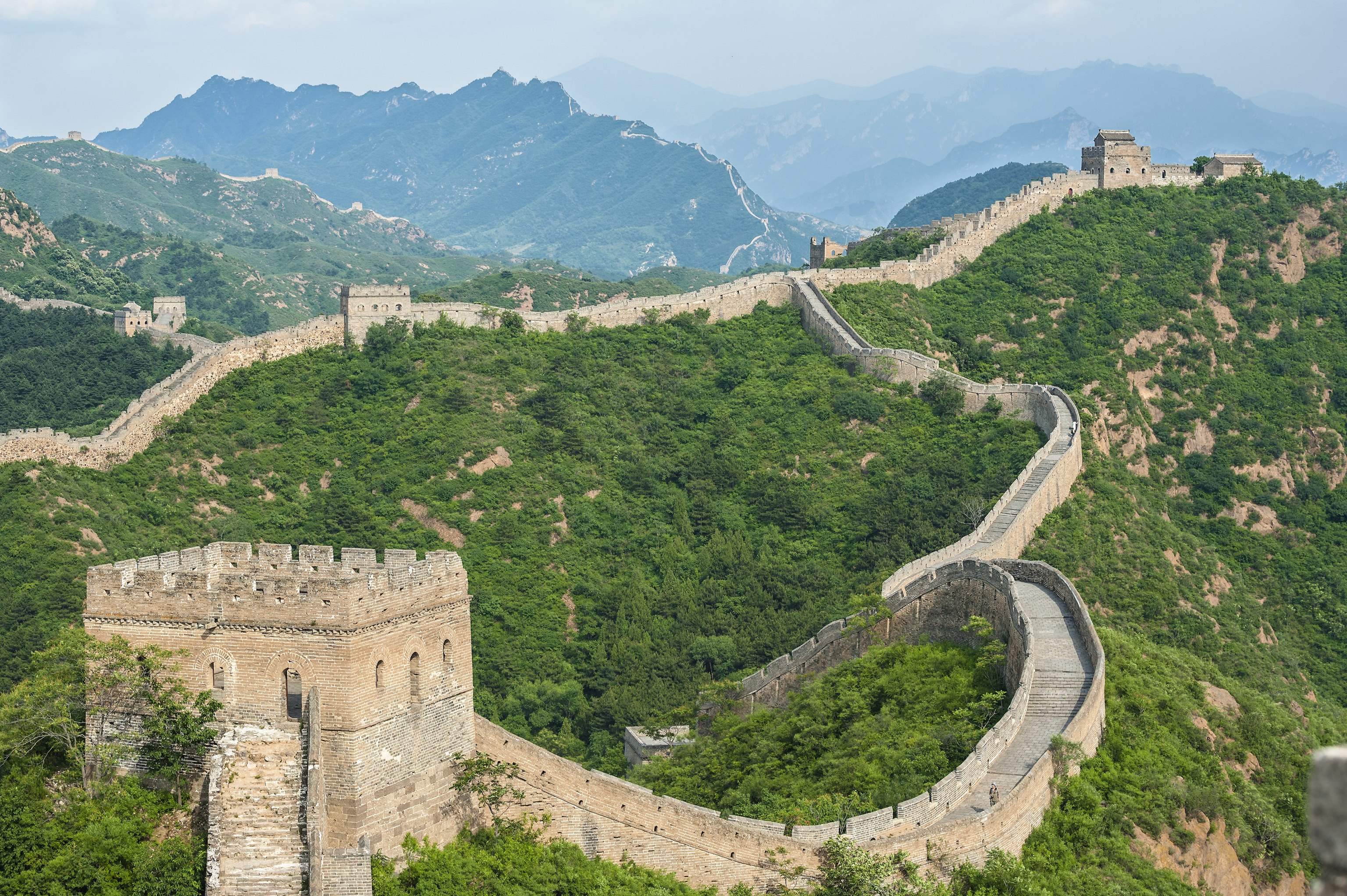 La muralla China tiene una longitud de más de 21.000 Km